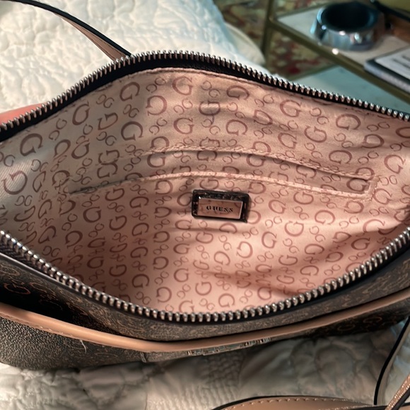 Guess leather handbag. 2 outside pocket and 3 inside pockets - Picture 4 of 5